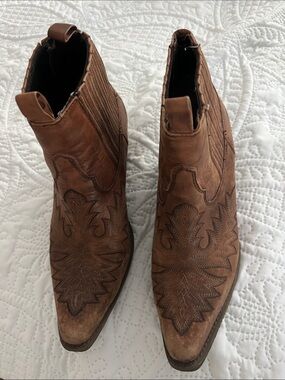 Women's 9.5 Ariat Ankle Boots
